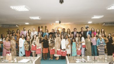 Câmara realiza Sessão Especial em homenagem ao Dia das Mães com falas emocionantes de vereadores e familiares