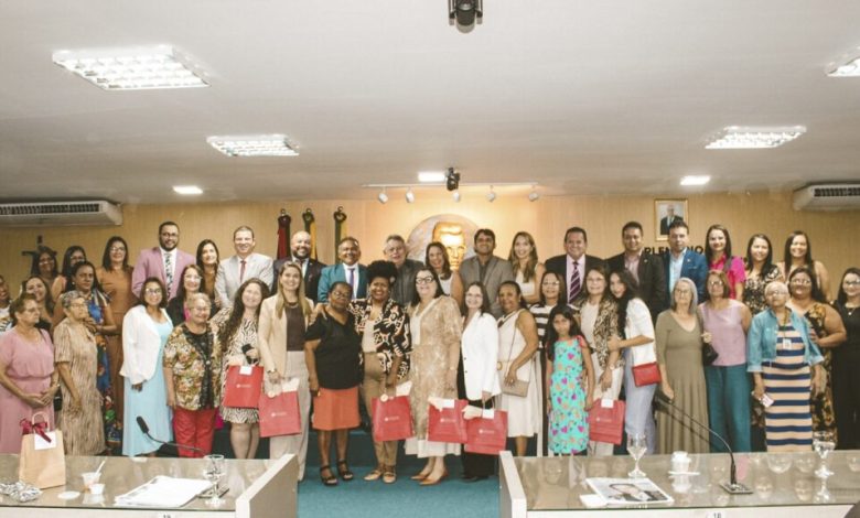 Câmara realiza Sessão Especial em homenagem ao Dia das Mães com falas emocionantes de vereadores e familiares Câmara realiza Sessão Especial em homenagem ao Dia das Mães com falas emocionantes de vereadores e familiares