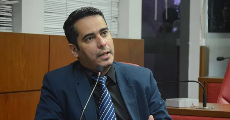 Ex-vereador Helton Renê é conduzido a Central de Polícia após suspeita de agressão Ex-vereador Helton Renê é conduzido a Central de Polícia após suspeita de agressão