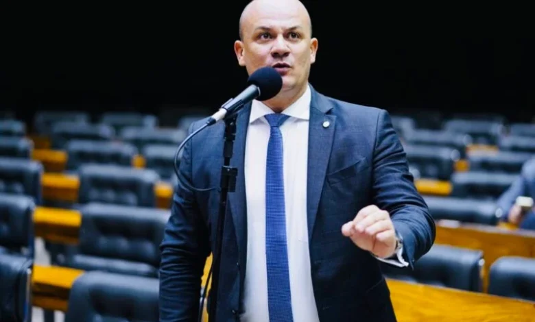 No Congresso, oposição admite alterar texto do PL de anistia para retirar trechos que possam beneficiar Bolsonaro No Congresso, oposição admite alterar texto do PL de anistia para retirar trechos que possam beneficiar Bolsonaro