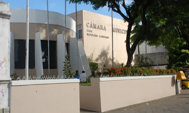Homem armado com faca invade gabinete de vereador em João Pessoa Homem armado com faca invade gabinete de vereador em João Pessoa