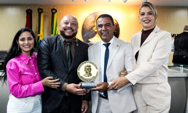 Câmara concede Medalha de Honra ao Mérito ao Pr. Luciano Breno em celebração aos 20 anos do “Cantinho da Benção” Câmara concede Medalha de Honra ao Mérito ao Pr. Luciano Breno em celebração aos 20 anos do “Cantinho da Benção”