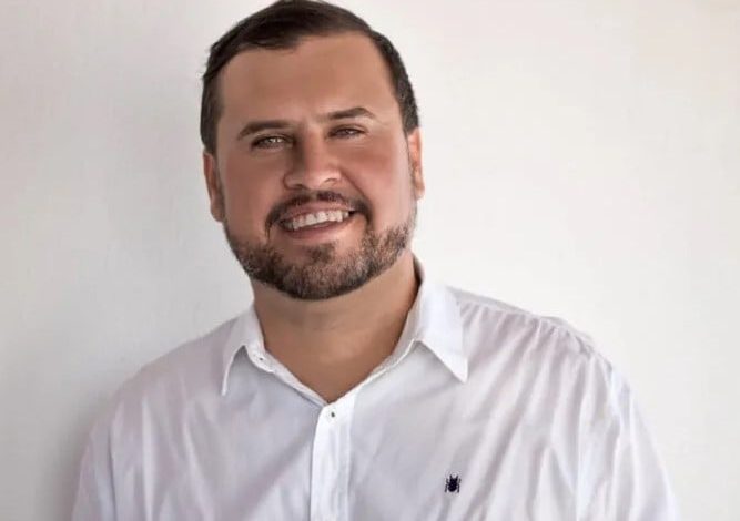 Prefeitura da PB é acusada de explorar servidores com salários abaixo do mínimo Prefeitura da PB é acusada de explorar servidores com salários abaixo do mínimo