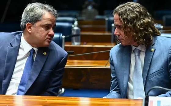 UNIDOS EM 2024… Efraim e Veneziano trocam farpas e ensaiam afastamento para as eleições do próximo ano UNIDOS EM 2024… Efraim e Veneziano trocam farpas e ensaiam afastamento para as eleições do próximo ano
