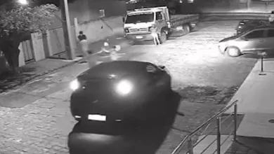 Câmera de segurança flagra atropelamento de criança enquanto brincava na rua; motorista saiu sem prestar socorro
