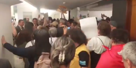 Sindicalistas protestam contra reforma e tentam invadir gabinete de Hugo Motta Sindicalistas protestam contra reforma e tentam invadir gabinete de Hugo Motta