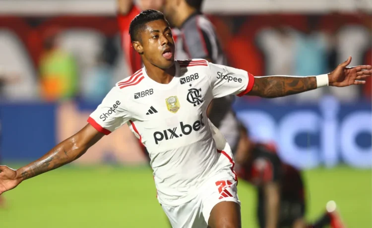 Bruno Henrique treina normalmente no Flamengo após condenação no STJD