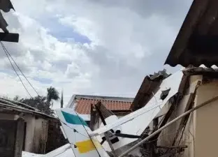 Aeronave de pequeno porte cai sobre casa; piloto sobrevive