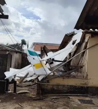 Aeronave de pequeno porte cai sobre casa; piloto sobrevive
